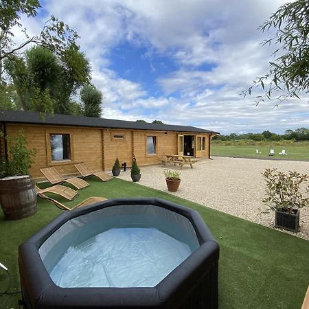 Inviting 3-Bedroom Lodge In Ashton Under Hill Ившам Екстериор снимка