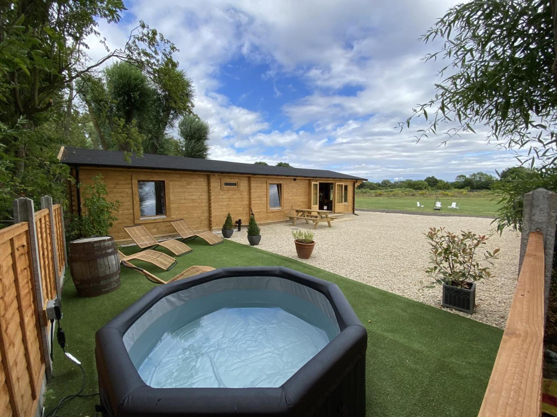 Inviting 3-Bedroom Lodge In Ashton Under Hill Ившам Екстериор снимка